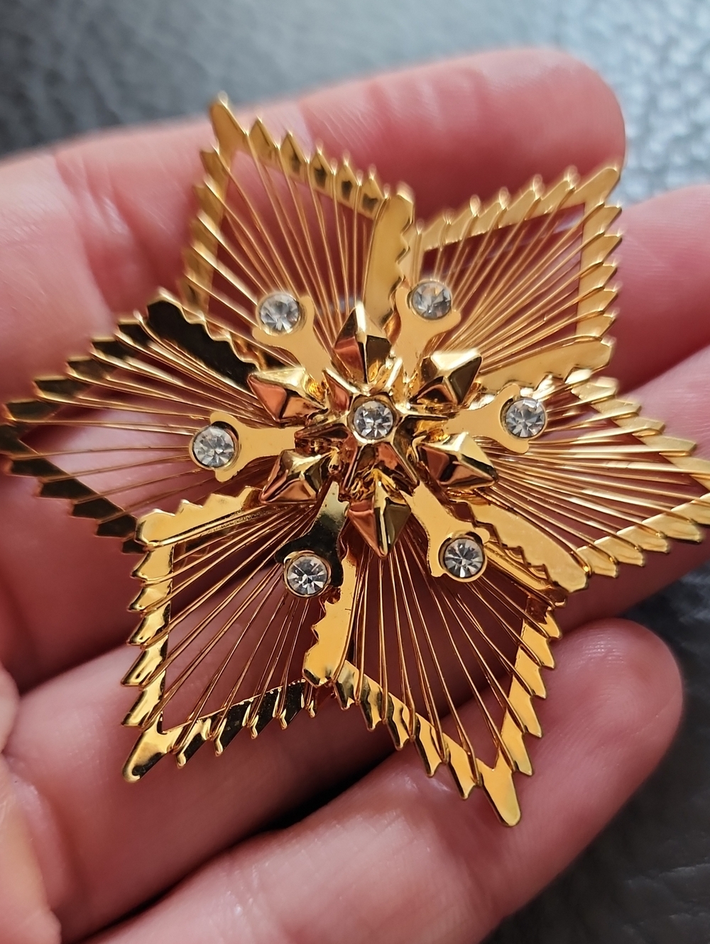VTG Monet Gold Starburst Crystal Flower Brooch - Women Jewelry